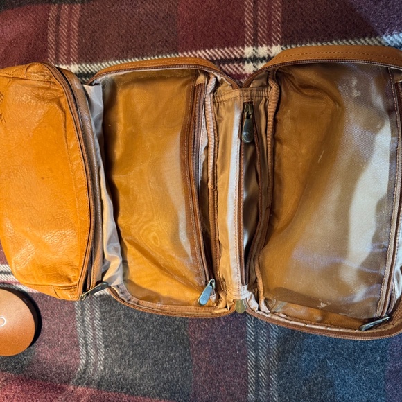 REDHEAD Men’s Soft Zip-around Caramel Colored Leather Toiletry Bag - Pre-owned - Picture 9 of 15